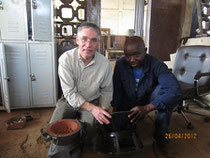 Auswahl und Bau der Kochherde in einer Werkstatt in Kpalime (Togo, 2012)