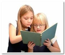 Bambine che leggono un libro