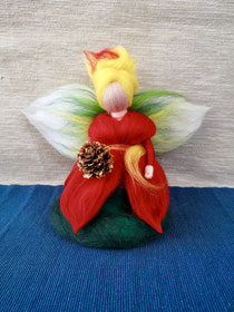 Handgefertigte Weihnachtsstern Fee aus feiner Märchenwolle – liebevolle Filzkunst, ideal als Weihnachtsdeko, Jahreszeitentisch oder Geschenk.