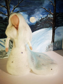 Filzfigur Fee stehend in weiß hellblau mit glitzer und strass mit schleppe. Jahreszeit Winter im Schnee Waldorfart