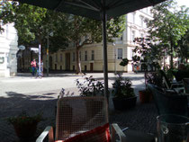 Blick vom Biergarten der Bar Voyage auf die Kreuzung Nollendorfstraße/ Zietenstraße.