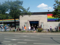 U-Bahnhof Nollendorfplatz unterm Regenbogen.