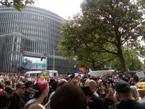 Eröffnung des CSD vis-a-vis vom Kudamm-Eck an der Kreuzung Joachsthaler Straße.