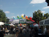 Eingang Motzstraße unterm Regenbogen.