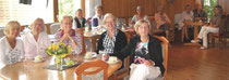 Die Frühstücksdamen im Clubhaus. Vorne am Tisch (v.l.): Marion Feld, Christa Potzeldt, Irmhild Tscherny, Heidi Bruhn, Hannelore Diestel.