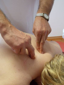 Die Basis der Schmerztherapie ist die Schmerzpunktpressur. Mit dieser manualtherapeutischen Technik löscht der LNB Schmerztherapeut die muskulär-faszialen Fehlprogrammierungen