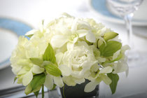 日本からの花材で作り上げます