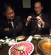 はじけ気味(ややキモ)の親方に冷たい視線の服部宴会部長。