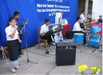19. Juli 2007: Die Schulband des Gymnasiums Phiavat in Vientiane umrahmt eine Zeremomie zur Übergabe von Hilfsmitteln der Deutsch-Laotischen Gesellschaft in Zusammenarbeit mit OeH.
