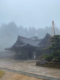 霧に包まれる世界遺産 金剛三昧院