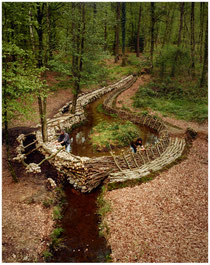 Bruni / Barbarit, L’Ile du barrage : capturer ensemble le ruisseau qui nous sépare, 1996, photographie couleur, collection artothèque du musée des beaux-arts de Brest.