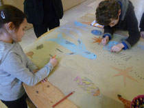 Atelier au musée : après avoir visité l’exposition Dans le décor !, des élèves de l’école Diwan Kérangoff à Brest réalisent un décor marin.