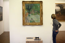 Vue de l’installation d’ExposiSon devant l’œuvre de Pierre Bonnard, Le pommier fleuri ou Le balcon à Vernnonet, pendant le festival Longueur d’ondes. © Sébastien Durand