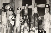Nach den Entwürfen v. R. Kunis geschnitzte Figuren der Marienberger Weihnachtspyramide