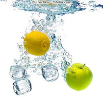 Irochka - fotolia.com Apfel, Zitrone und Eiswürfel in Wasser