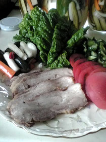 焼き蒸し豚、野菜と盛り付けて。