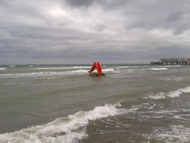 Rote Rutsche im Meer