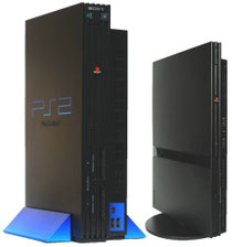 A sinistra la playstation standard a destra la playstation slim