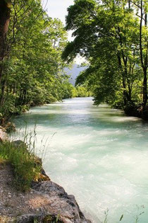 Wie das fließende Gewässer eines Flusses ist unser Leben. Vorwärts, mal leicht und frei, mal über oder um Hindernisse herum. Auf dem  Fluss des Lebens in die Vergangenheit reisen, Blockaden ausräumen, zu deinem eigenen Wohl...