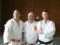 John Gage , 7ème dan de Nihon jujitsu, secrétaire général de l'IMAF à Tokyo; Antoine Torrès, 7ème dan de karatedo, directeur national division France et Anthony lors du stage européen de Walbourg en 2010.