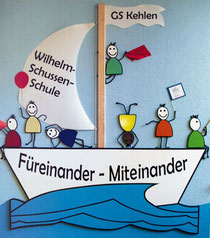 Unser Schulmotto in der Eingangshalle erinnert jeden Tag an ein harmonisches Zusammenleben