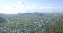 庄山から見た麻生山・仁壽山／右遠方に家島・小豆島が霞んで見える