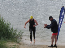 Rolf Schröder beim Schwimmausstieg