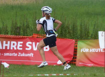Fleur sprintet mit Transponder zu ihrem Rad ...