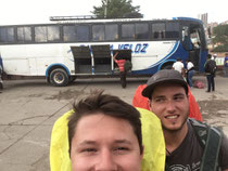 Unser Nachtbus nach Santa Cruz - uns steht die Begeisterung ins Gesicht geschrieben