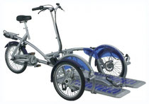 Rollstuhl transportieren mit einem Dreirad