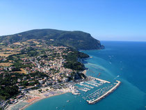 Problemi di parcheggio? Difficile arrivare a queste meravigliose spiagge di Numana? Niente di più facile con Nccpesaro noleggio auto con conducente!