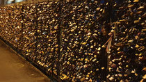 Hohenzollernbrücke locked up