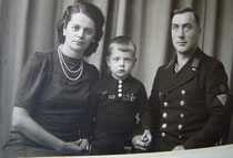 Creszentia und Paul Gromer sen. mit Sohn Hugo 1944