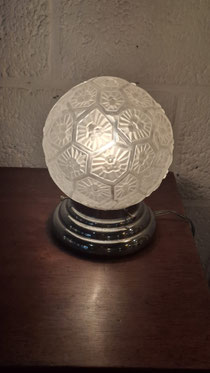 Lamp in Art-Deco j'30, voetje in chroom en bol in glas,Prijs 160 € contacteer 0479 81 03 89 