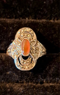 Ring in Art-Deco j´30 ,koraal,markasiet en zilver ,Prijs 75 € contacteer 0479 81 03 89 