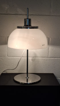 Tafellamp Harvey Guzzini made in Italië  1970 H. 60 cm Br. 33 cm Prijs 340 € contacteer 0479 81 03 89 of antiek.atelier@skynet.be 
