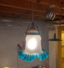Hanglamp in blauw glas j'10-20 prijs 60 € Contacteer 0479 81 03 89 of antiek.atelier@skynet.be 