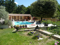 La piscine et le pool-house vu du boulodrome