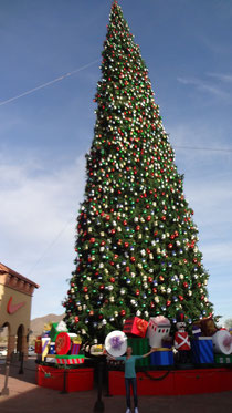 Der größte Weihnachtsbaum der USA im Outlet in Phoenix
