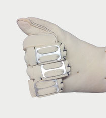 unterpolsterte Metallplatte als Fingerschutz