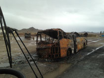 An diesem ausgebrannten Bus fahren wir vorbei. Strecke Quetta-Dalbandin