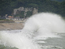 台風の片男波