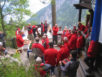 Aufnahmefeier vor der Hütte