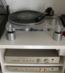 Elegant display for elegant products... One of the two turntables above the FM 255 and the FM 222