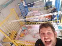 Bett und Laufstall in einem