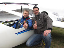 Flugschüler M. Horn und Ausbildungsleiter K. Hofmann