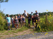 Groupe de randonneurs près du clos du Mont