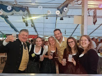 Stabführer Gerhard Pohn mit Marketenderinnen und Flo