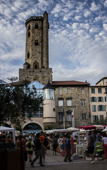Place des Consuls à Millau
