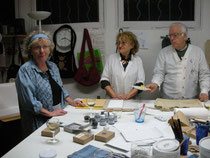 Annette (en bleu) explique le Pastel...